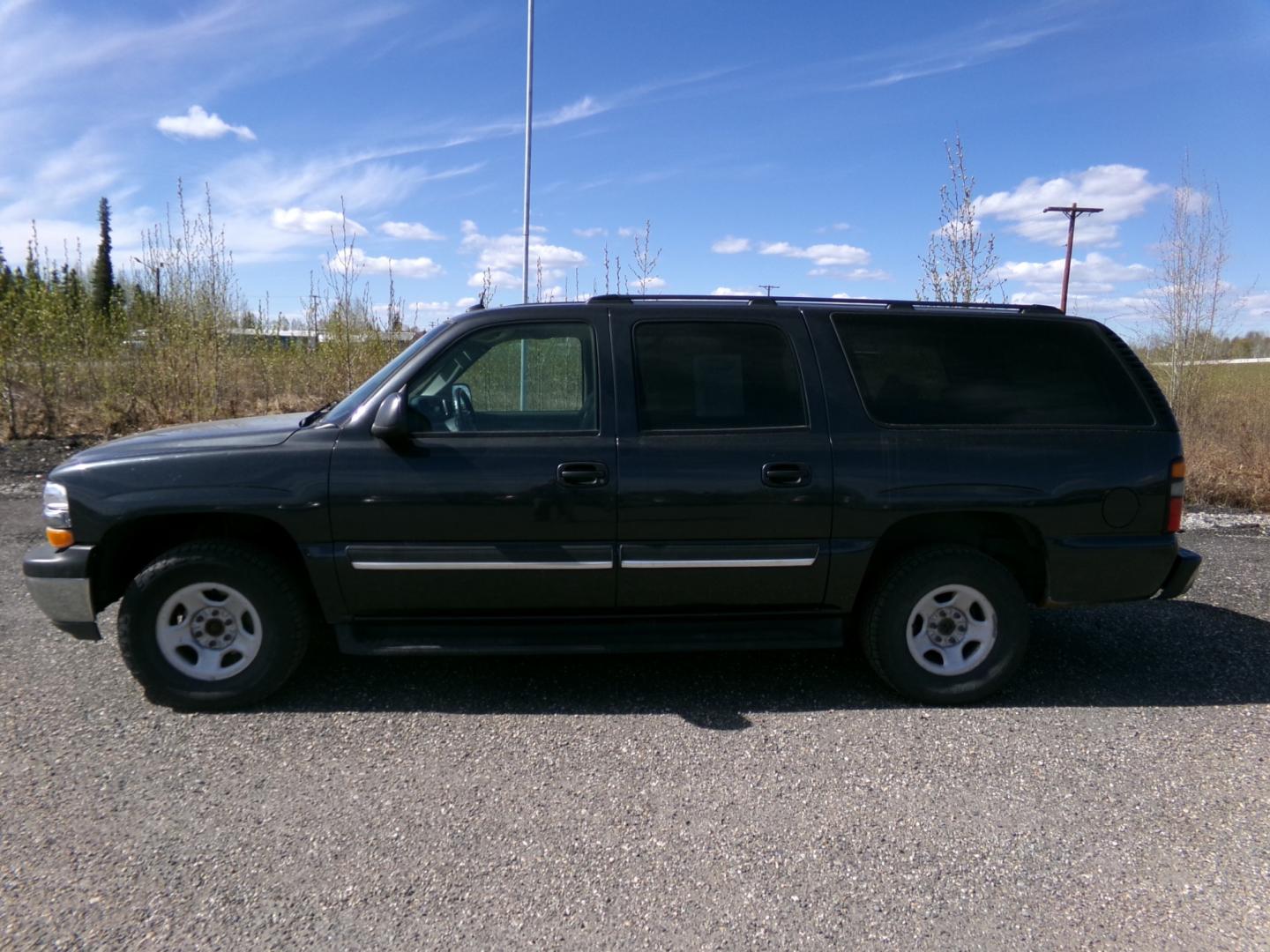 2005 Grey /Grey Chevrolet Suburban 1500 4WD (1GNFK16Z55J) with an 5.3L V8 OHV 16V FFV engine, 4-Speed Automatic Overdrive transmission, located at 2630 Philips Field Rd., Fairbanks, AK, 99709, (907) 458-0593, 64.848068, -147.780609 - Photo#2